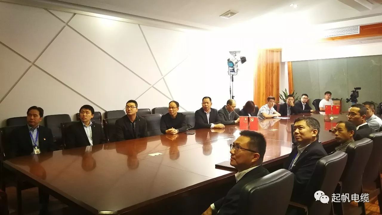 上海九游体育股东和党员一起观看党的十九大开幕式